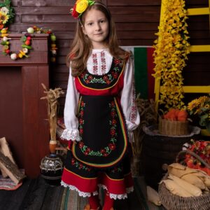 Детска народна  носия за момиче от тракийския  регион с богато бродирани елементи